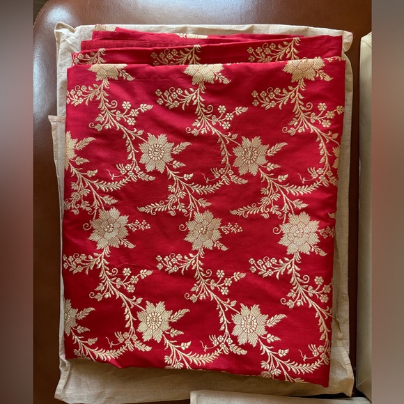 NEW Sabyasachi Elegant Red and Gold Embroidered Saree - Picture 4 of 7